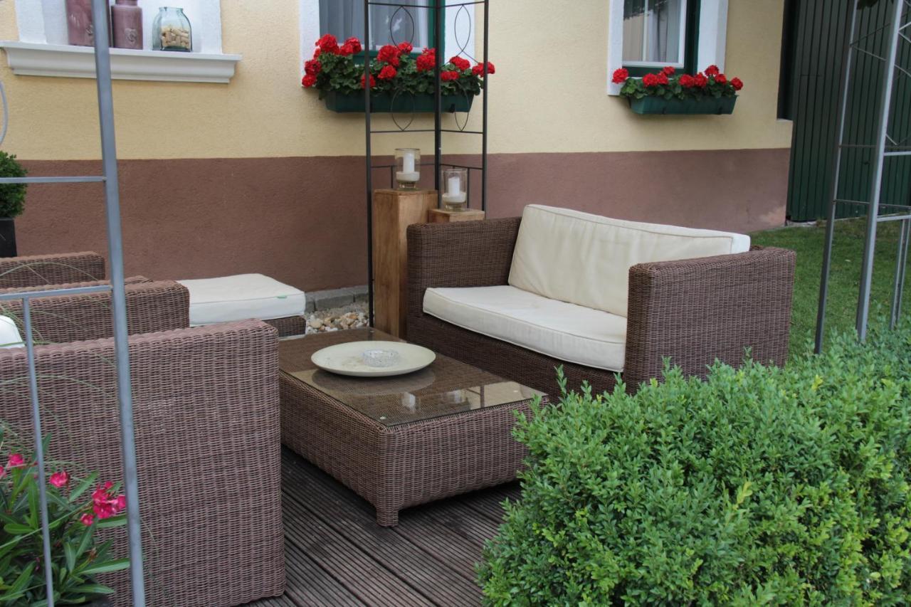 Weingut & Gastezimmer Edelmann Göttlesbrunn Exterior foto